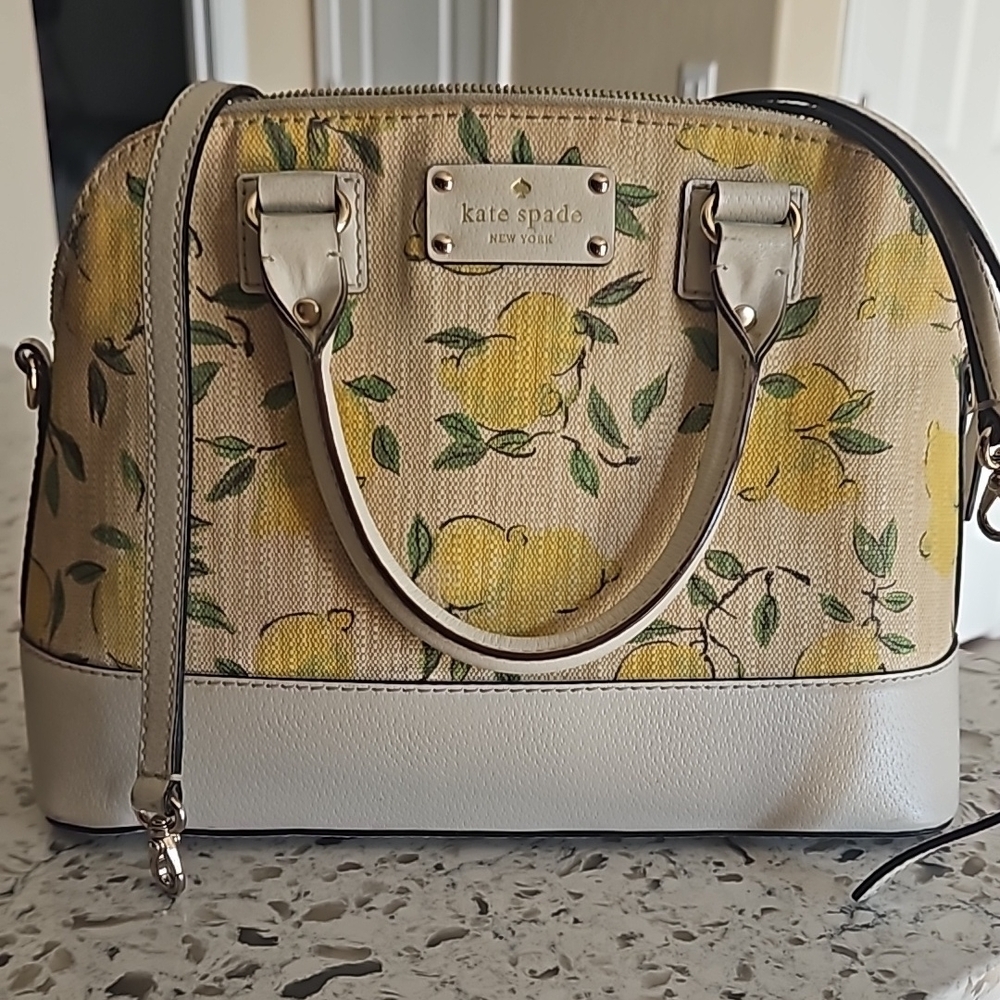 Kate Spade Crossbody/Shoulder Bag lemon canvas EUC
Canvas lemon 🍋 designed